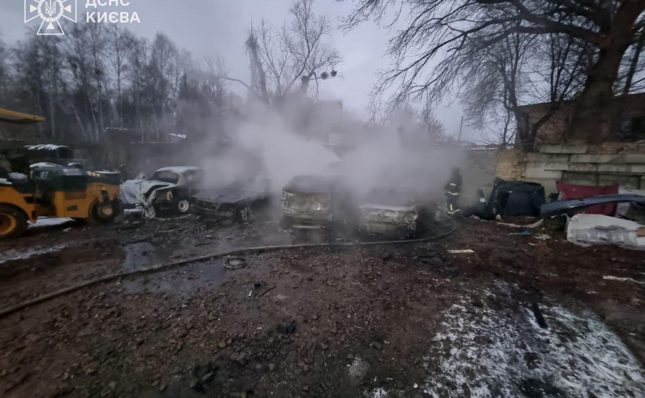 Автомобілі, що згоріли внаслідок атаки. Фото: ДСНС