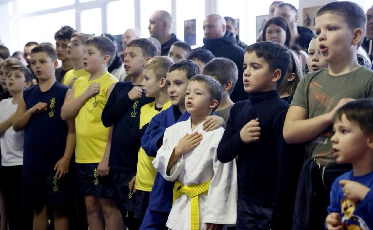 Під час турніру діти виконують Гімн України. Фото: Бориса Корпусенка