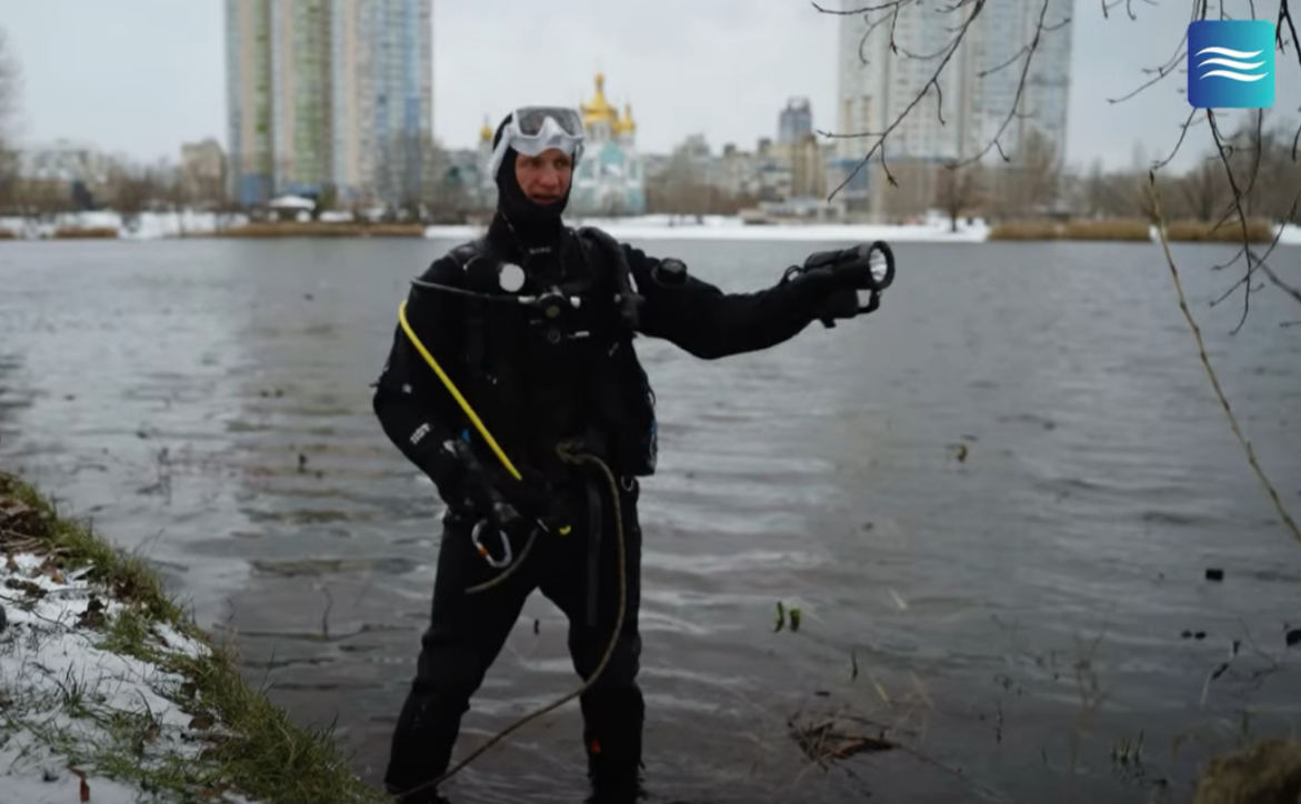 Водолази-сапери працюють на Тельбіні. Скріншот з відео.