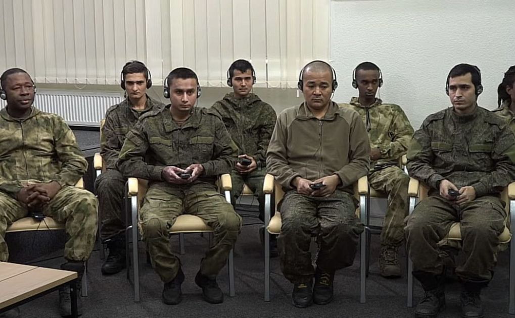 Іноземних полонених вивели на пресконференцію. Фото з відкритих джерел
