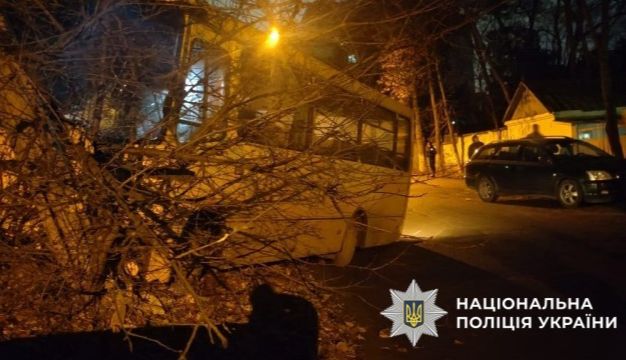П’яний чоловік скористався тим, що автобус був не закритий. Фото: поліція Києва