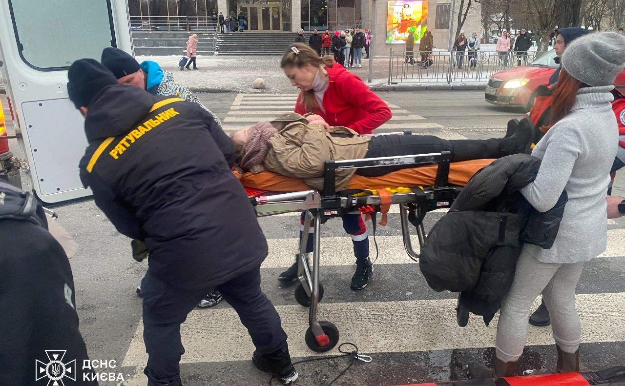 У Києві на Русанівці рятувальники витягли з крижаної води хлопця та дівчину. ВІДЕО