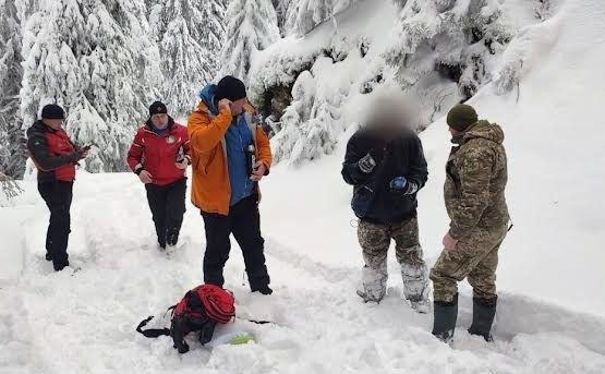 Горе-мандрівника розшукали прикордонники разом із рятувальниками. Фото: ДПСУ