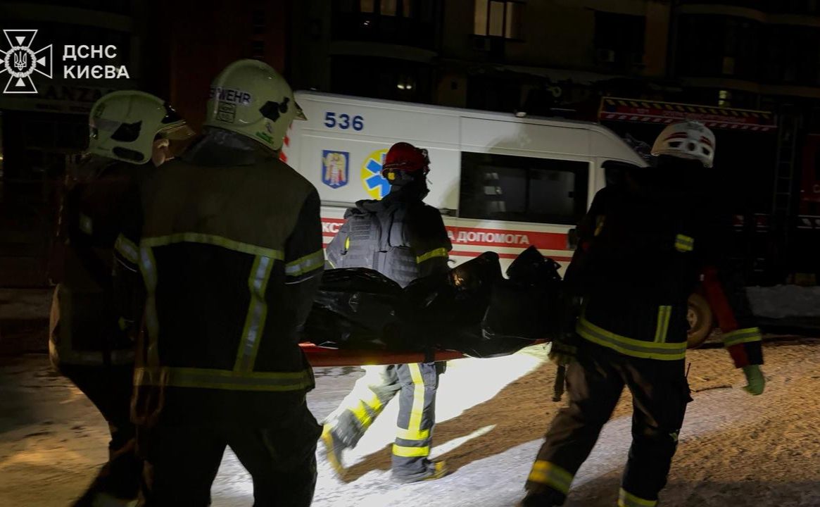 Рятувальники несуть на ношах постраждалого у медзакладі на Оболоні через атаку рф. Фото: ДСНС Києва
