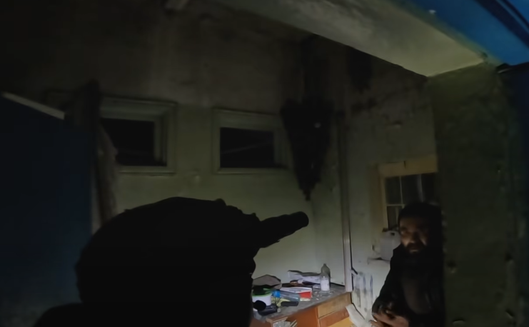 Загарбник скиглив про поранення та просив не вбивати. Фото: скріншот з відео