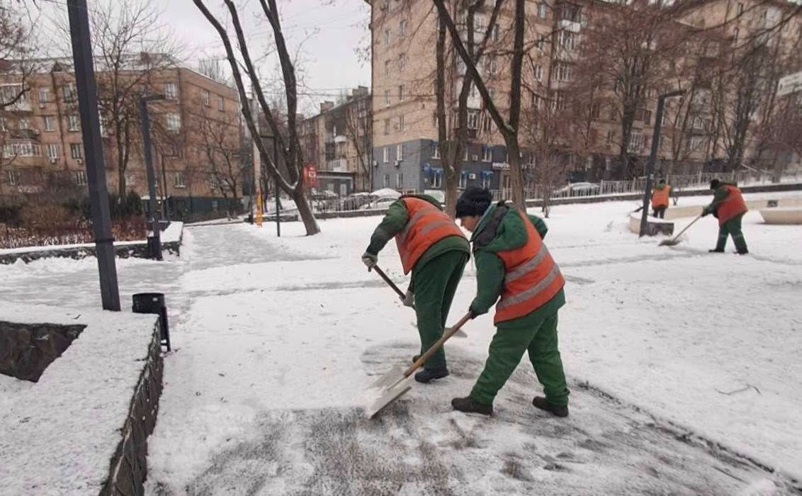 Комунальні служби працюють у посиленому режимі. Фото: КМДА