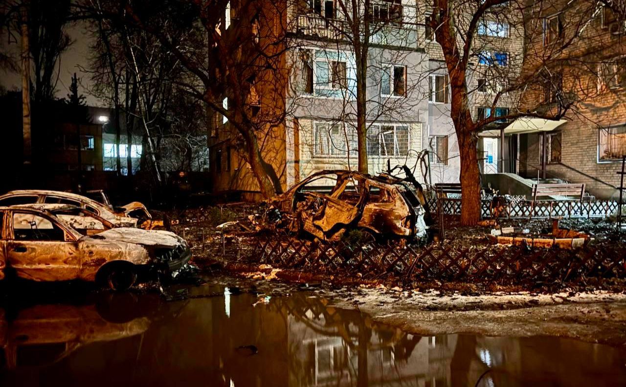 Внаслідок атаки згоріло чимало автомобілів. Фото: Борис Філатов