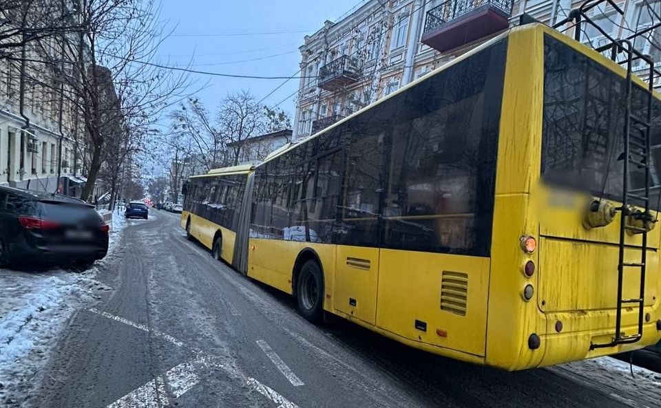 На вулиці Софіївський провалився асфальт. Фото: патрульна поліція Києва
