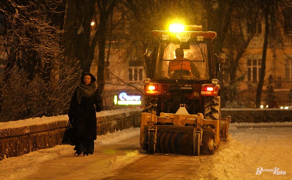 Спецтехніка працює на прибиранні дворів та парків, тротуарів та доріг у столиці. Фото: Борис Корпусенко