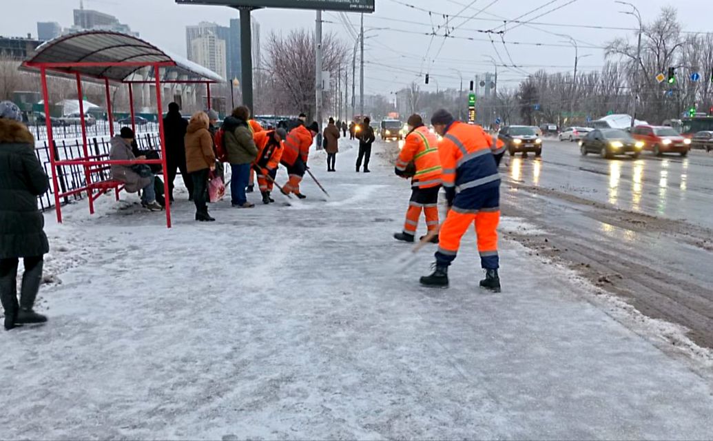 Комунальники Голосіївського району працюють у посиленому режимі на прибиранні криги та снігу