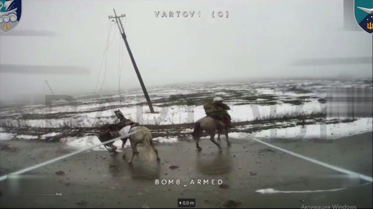 Росіяни пересіли з мотоциклів на коней. Фото: скріншот з відео