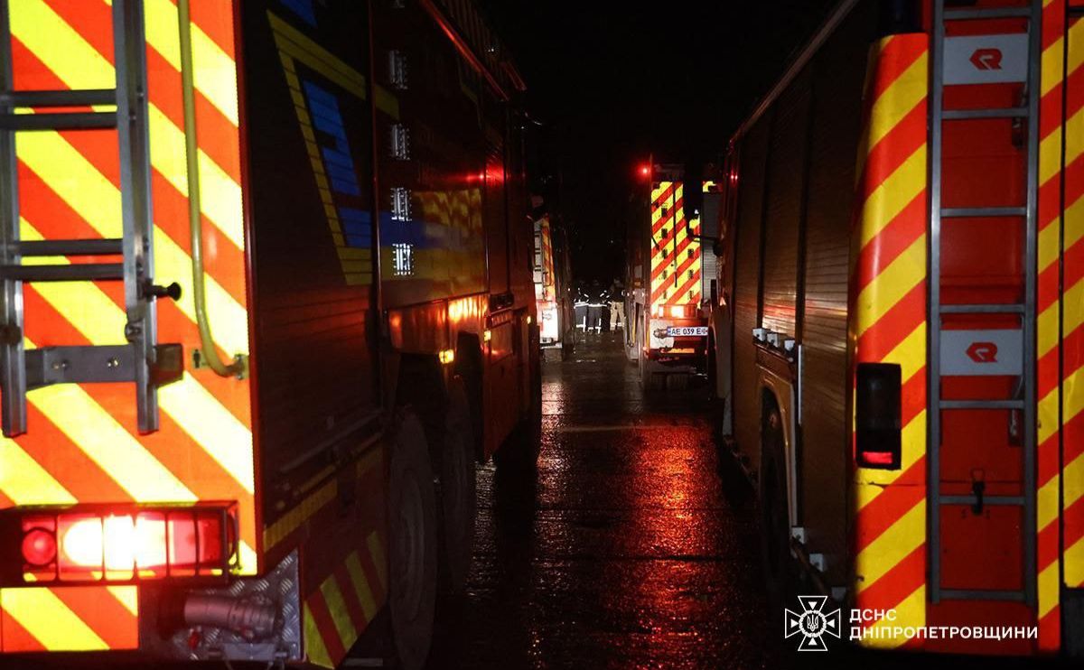 Вночі ворог атакував Дніпро та область, зникло світло, виникли пожежі. Фото: ДСНС Дніпропетровської області