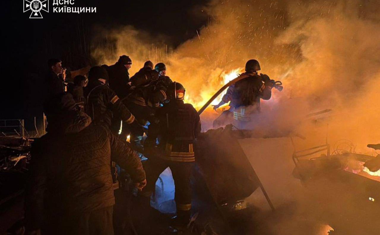 Наслідки російської атаки. Фото: ДСНС Київщини