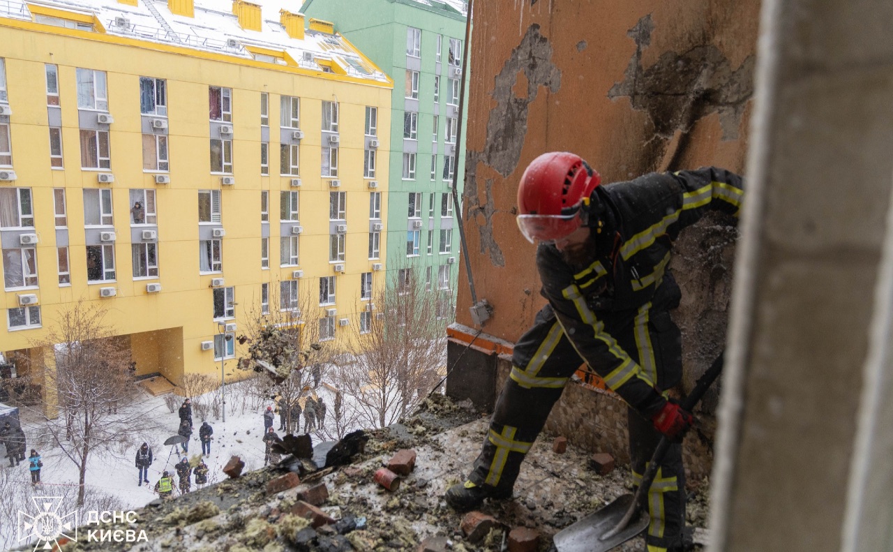 Із-під завалів та з небезпечних зон вдалося врятувати 32 людини. Фото: ДСНС