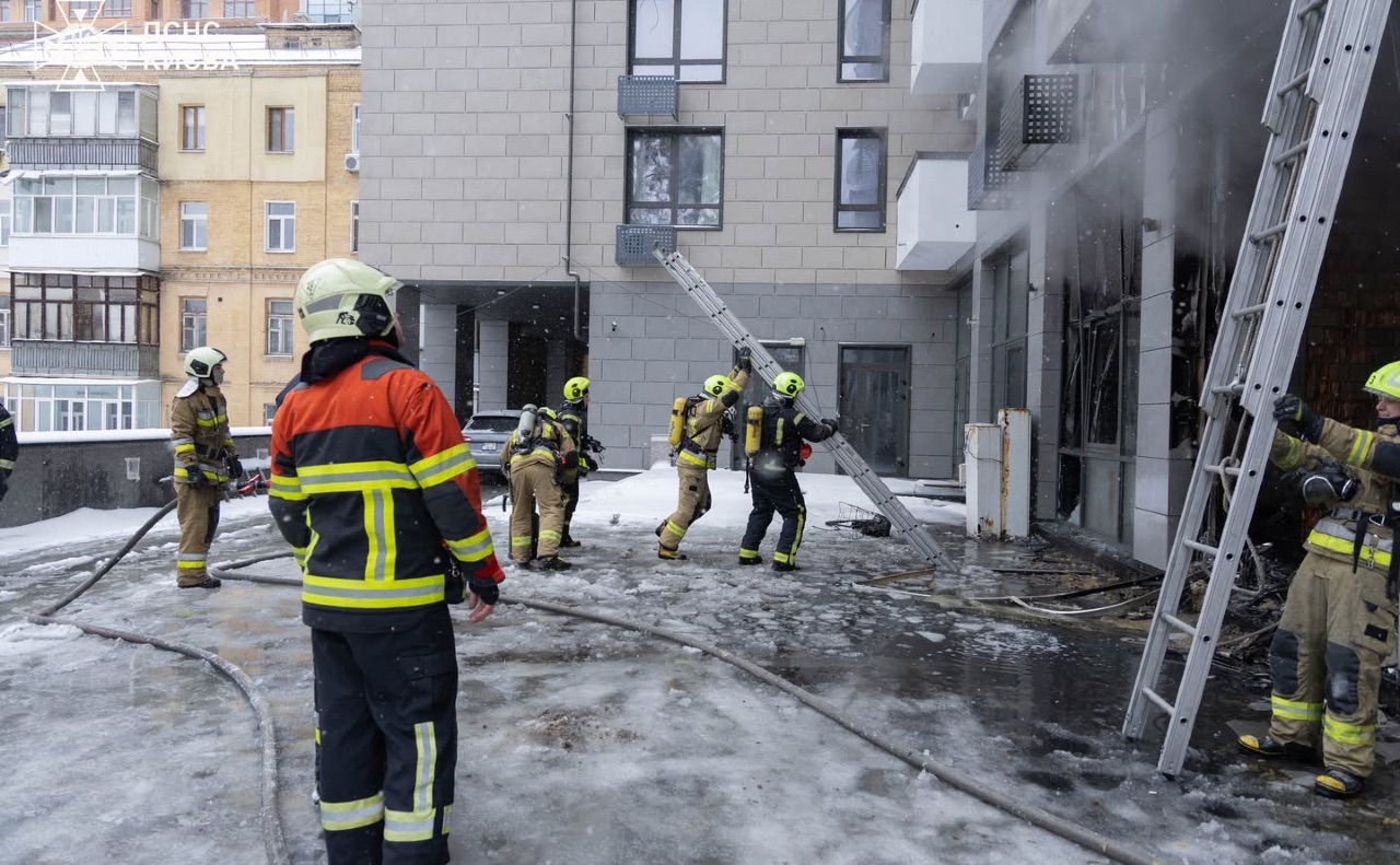 Під час ліквідації пожежі з верхніх поверхів будівлі врятували п’ятьох людей. Фото: ДСНС