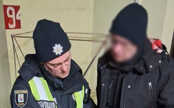 Поліцейський та охоронець паркінгу у Дарницькому районі. Фото: Поліція Києва
