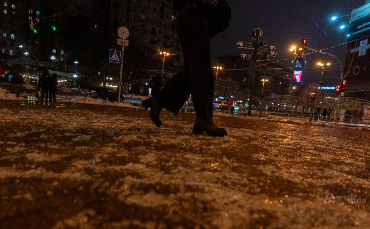 Пішоходи на Хрещатику взимку. Фото: Олексій Самсонов