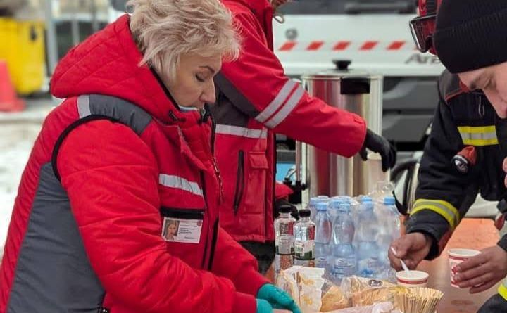 Червоний хрест роздає передані продукти. Фото: Департамент промисловості та розвитку підприємництва КМДА