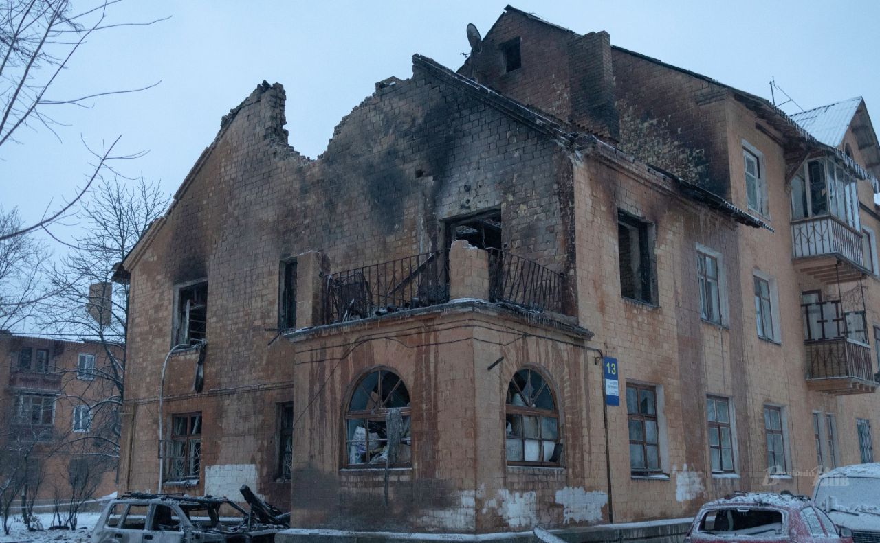Будинок загорівся від удару рф. Фото: Микола Тимченко спеціально для «Вечірнього Києва».