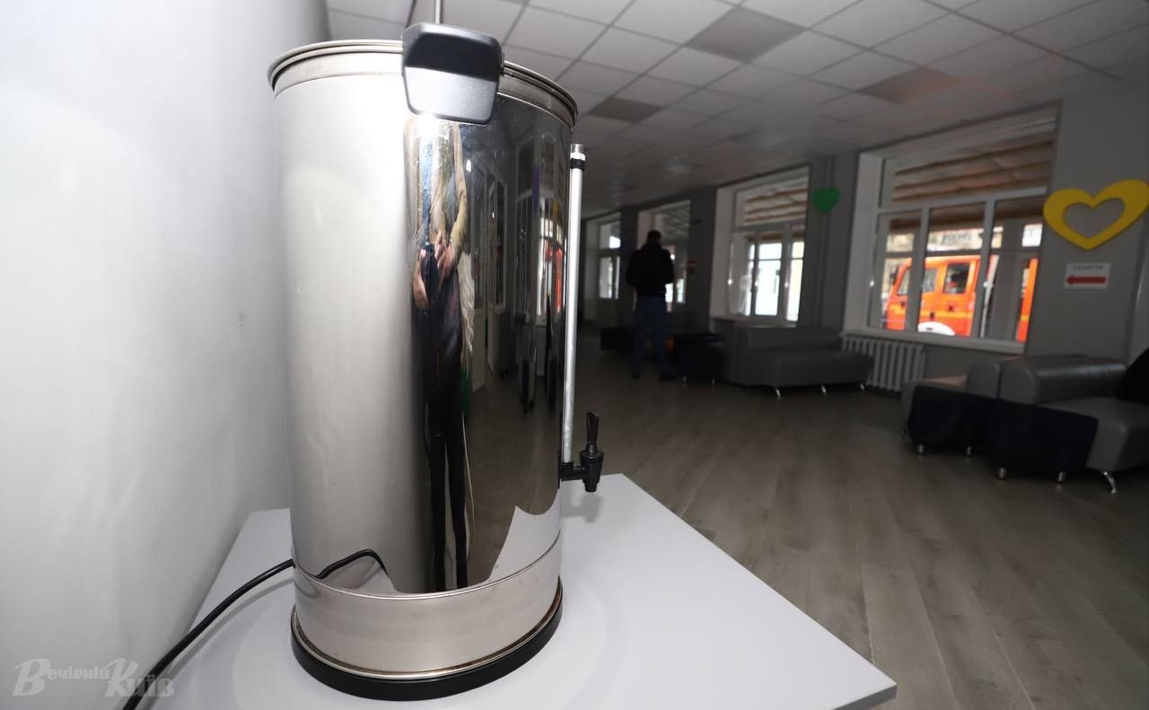 У теплопунктах люди зможуть підзарядити телефони та випити чаю. Фото: Олексій Самсонов