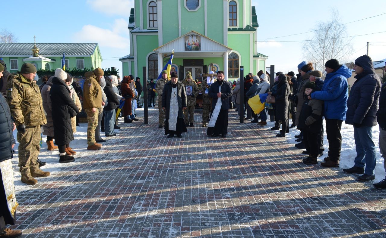 Після відспівування військового у храмі в селі Баришівка на Київщині. Фото: Ветеранський простір, Баришівка, фейсбук