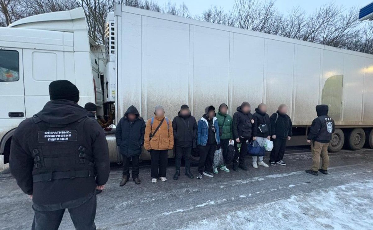 Ухилянти біля фури на пункті пропуску на кордоні з Молдовою. Фото: ДПСУ