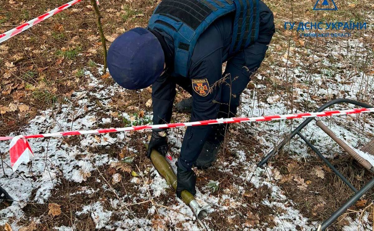 Під час розмінування. Фото: ГУ ДСНС Київської області