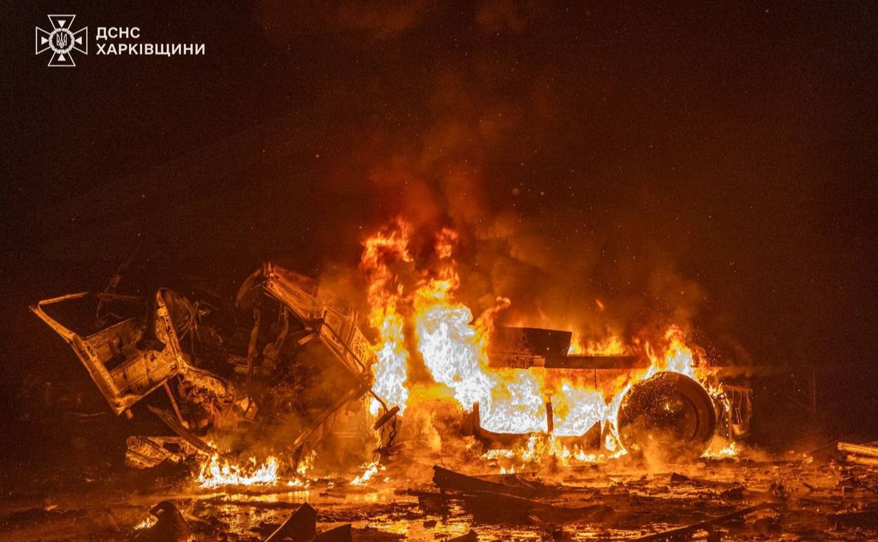 пожежа на місці атаки рф на Харківщині. Фото: ДСНС Харківщини