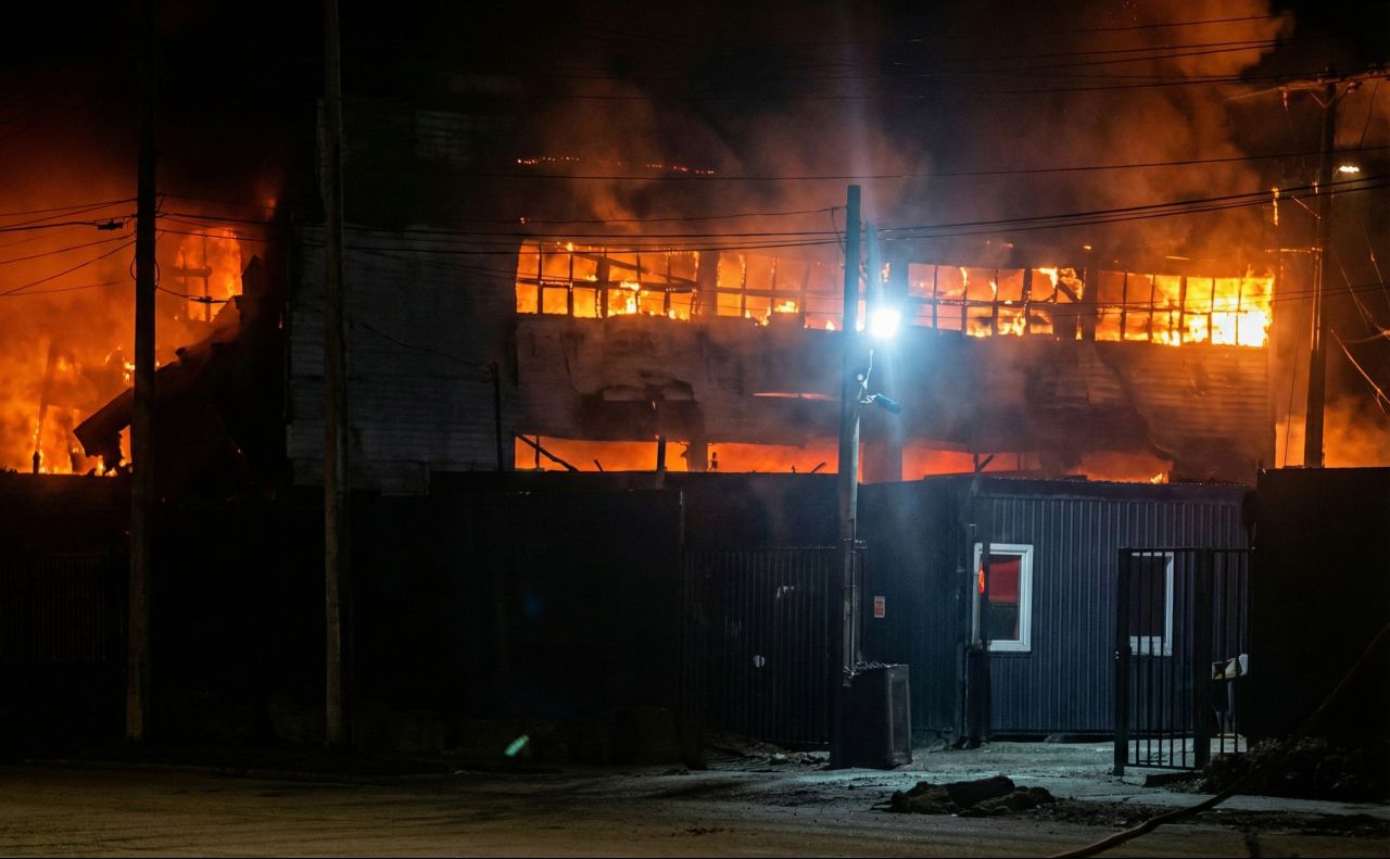 На підприємстві спалахнула масштабна пожежа. Фото: скріншот з відео