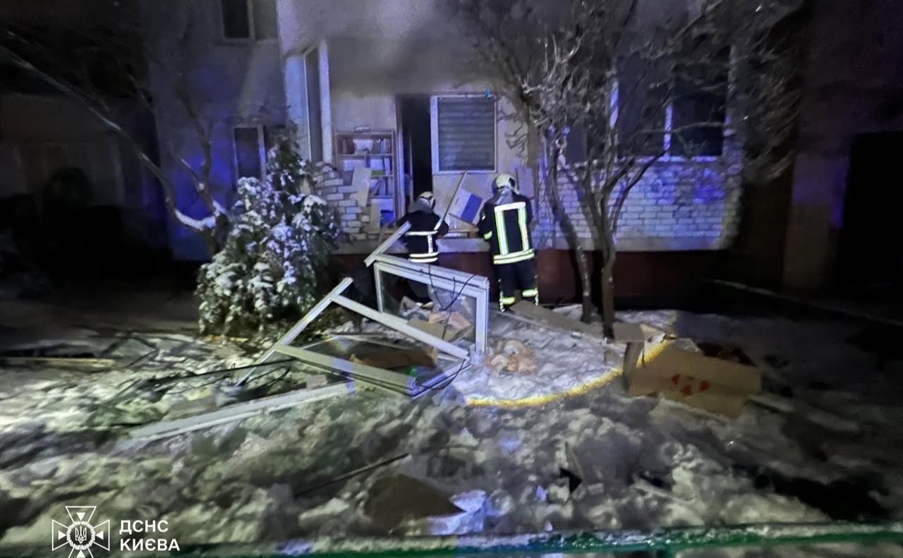 Вибух газової суміші стався в одній із квартир на першому поверсі. Фото: ДСНС