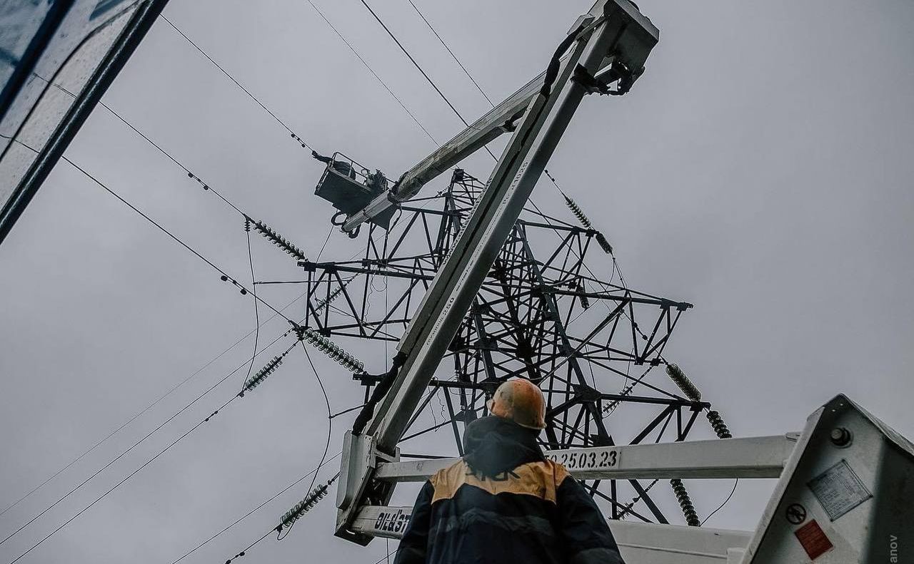Ремонт після обстрілу. Ілюстративне фото ДТЕК