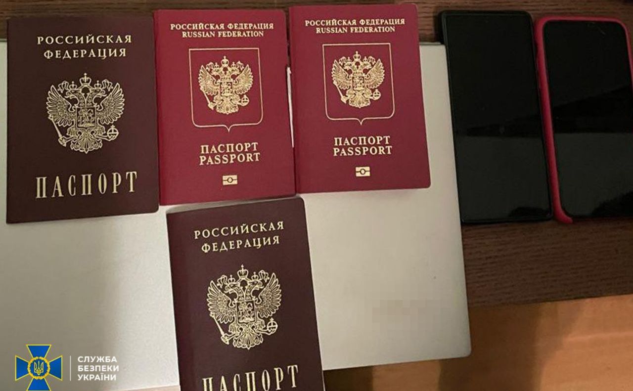 Під час обшуку у затриманої виявлено російські паспорти. Фото: СБУ (ТГ)