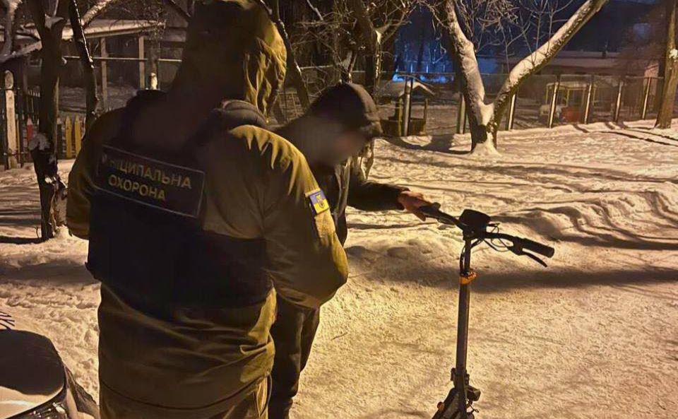 Муніципали впіймали нетверезого порушника. Фото: Муніципальна охорона