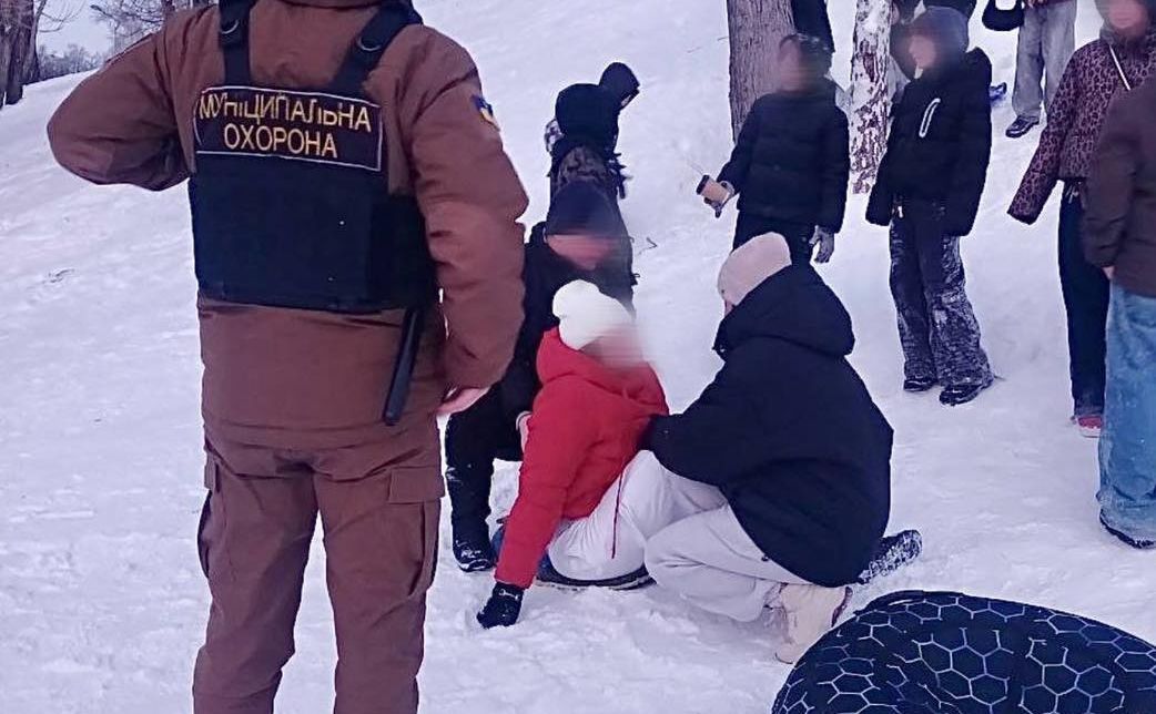 Травмованій викликали карету швидкої допомоги. Фото: «Муніципальна охорона»