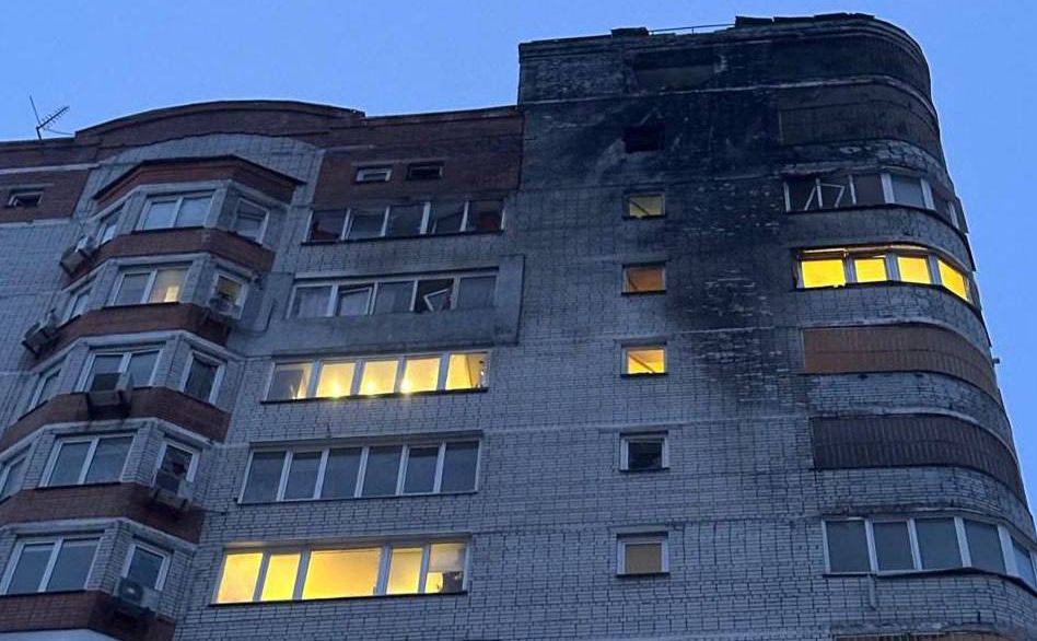 Багатоповерхівка, пошкоджена російським безпілотником. Фото: Нацполіція