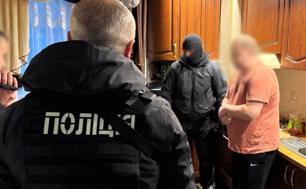 Чоловіки обіцяли військовозобов’язаному зняти його з розшуку в ТЦК та СП. Фото: поліція