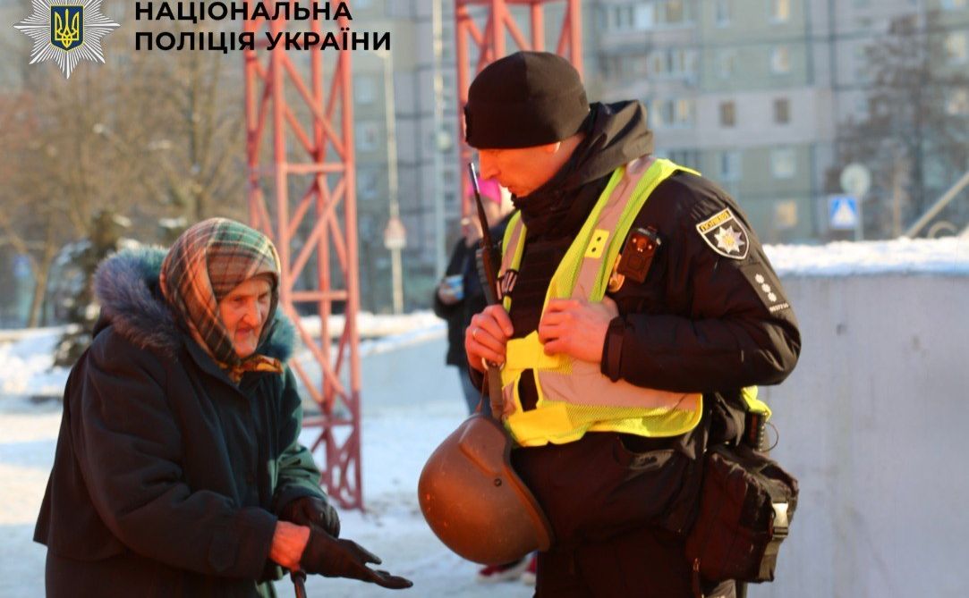 Поліцейські допомагають мешканцям столиці. Фото: поліція Києва
