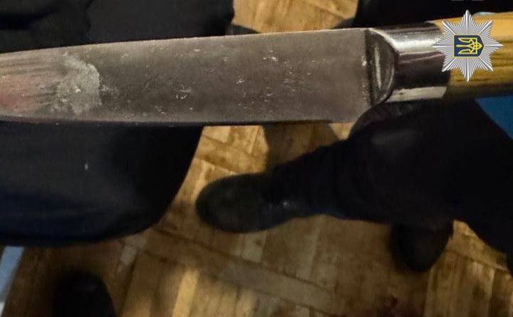 Ніж, який чоловік ледь не вбив знайомого вилучила поліція. Фото: Нацполіція