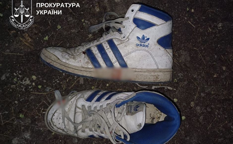 Обвинувачений зняв із потерпілого кросівки, взув їх і втік з місця злочину