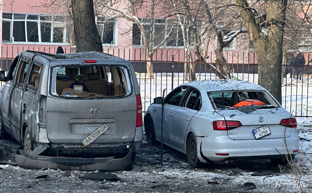 На столичній Русанівці через падіння уламків були пошкоджені близько 20 автомобілів. Фото: Даша Гришина