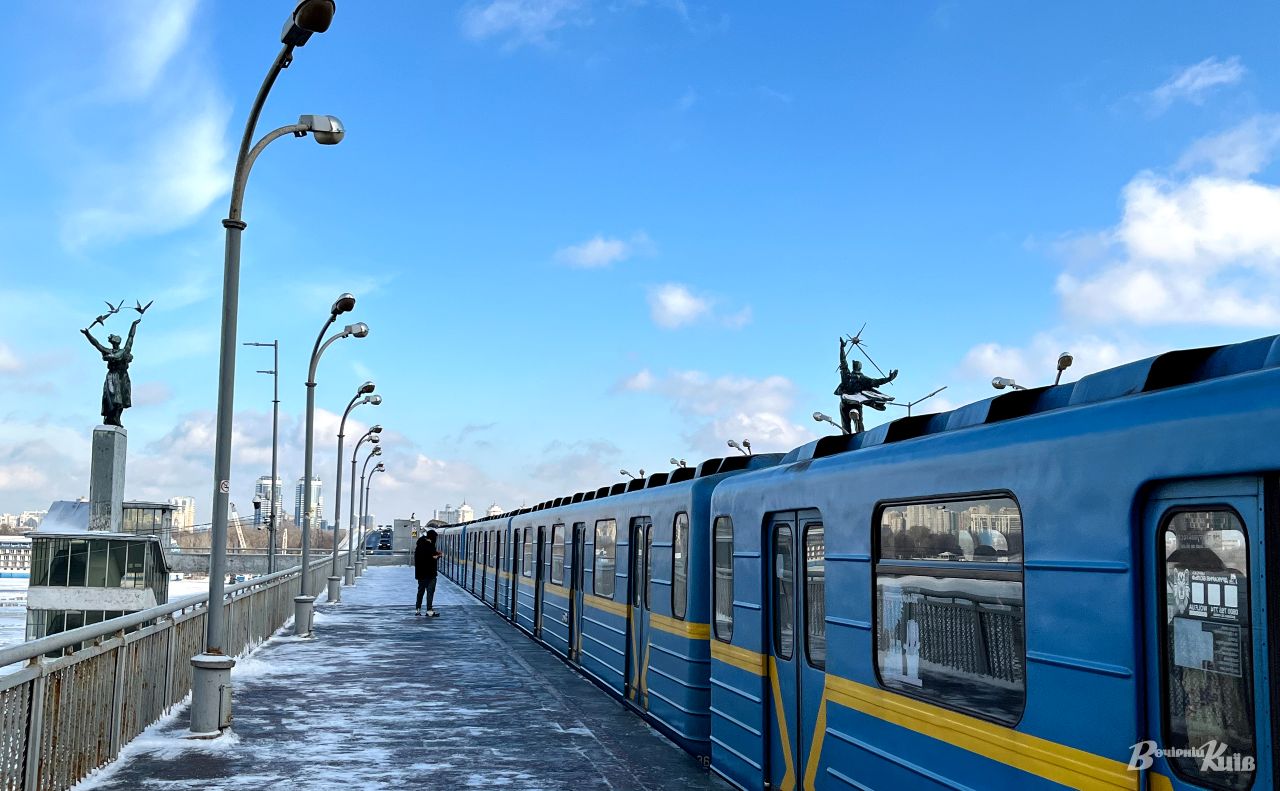 Червона лінія метро. Фото: Борис Корпусенко