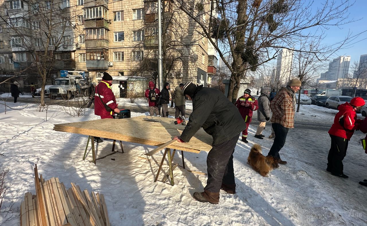 Мешканці будинку по вулиці Шамо закривають вікна дошками. Фото: Даша Гришина