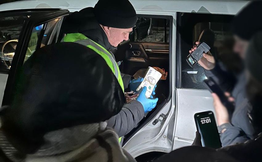 Хабарницю взяли «на гарячому». Фото: Нацполіція