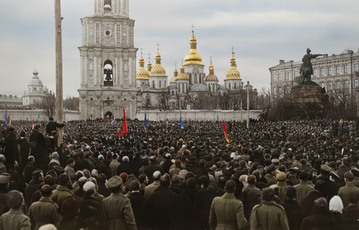 Софійський майдан став свідком багатьох унікальних історичних подій зі створення української держави. Фото: Інститут національної пам’яті, колоризація: ШІ