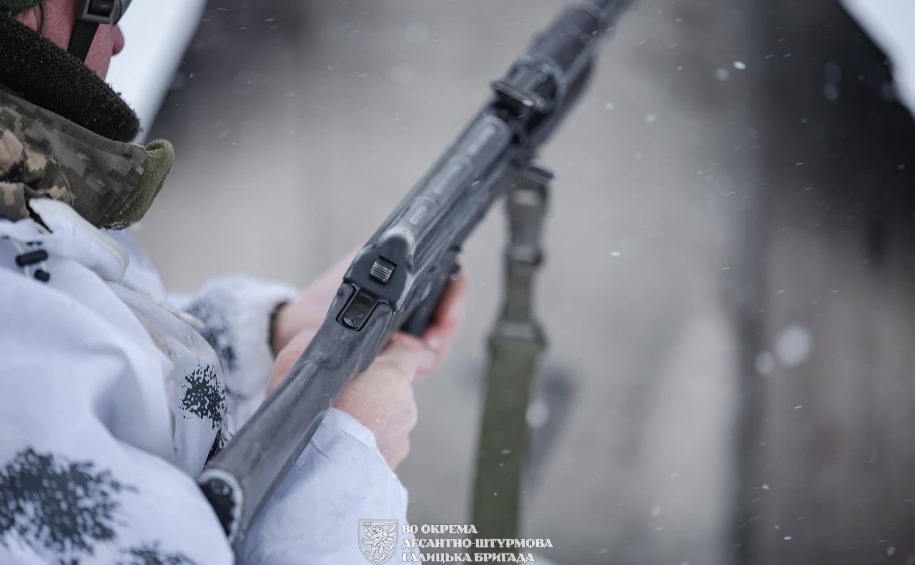 Українські воїни продовжують мужньо тримати оборону