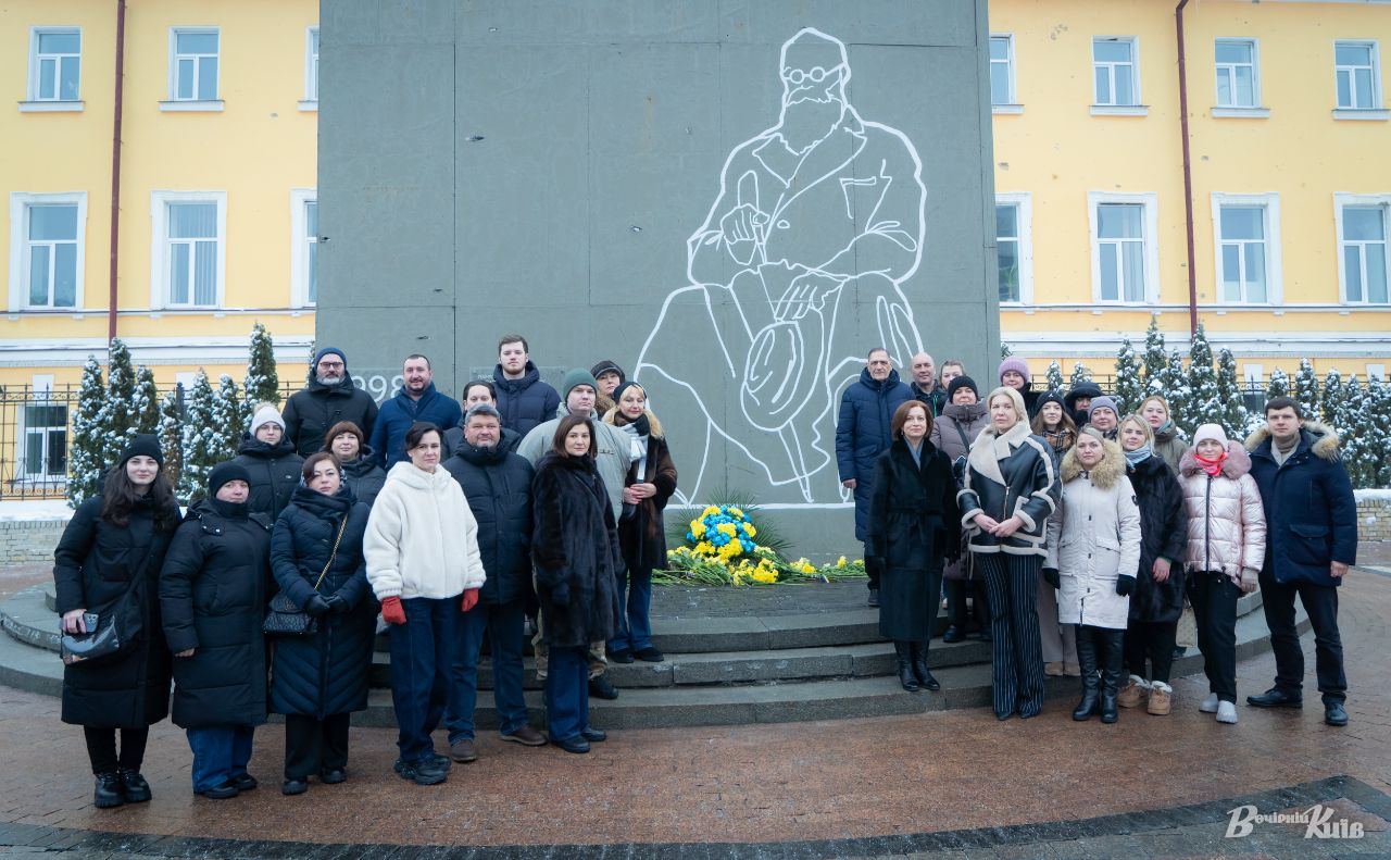 Покладання квітів до пам’ятника Михайлові Грушевського. Фото: Олексій Самсонов