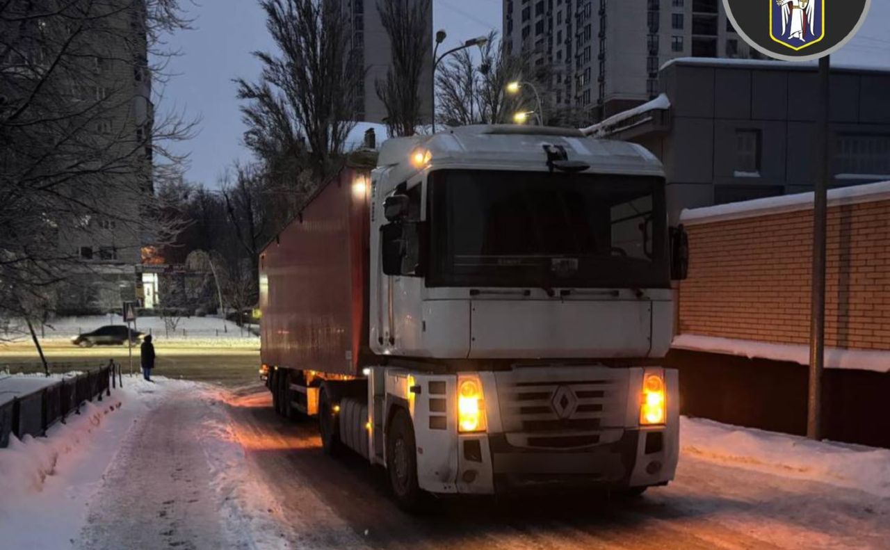 Вантажівка потрапила в непросту ситуацію. Фото: «Муніципальна охорона»
