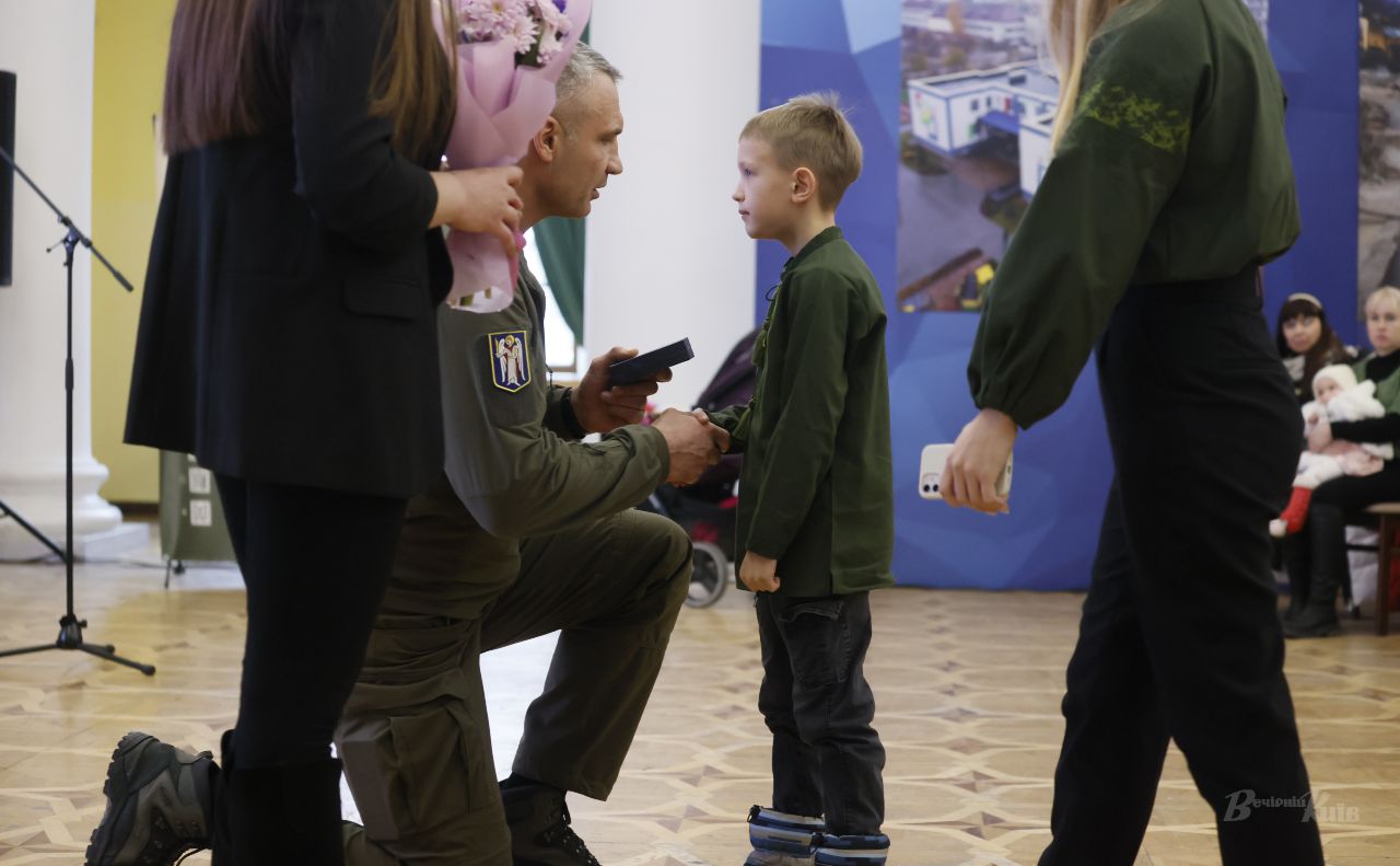 Віталій Кличко спілкується з дітьми загиблого киянина-захисника. Фото: Борис Корпусенко