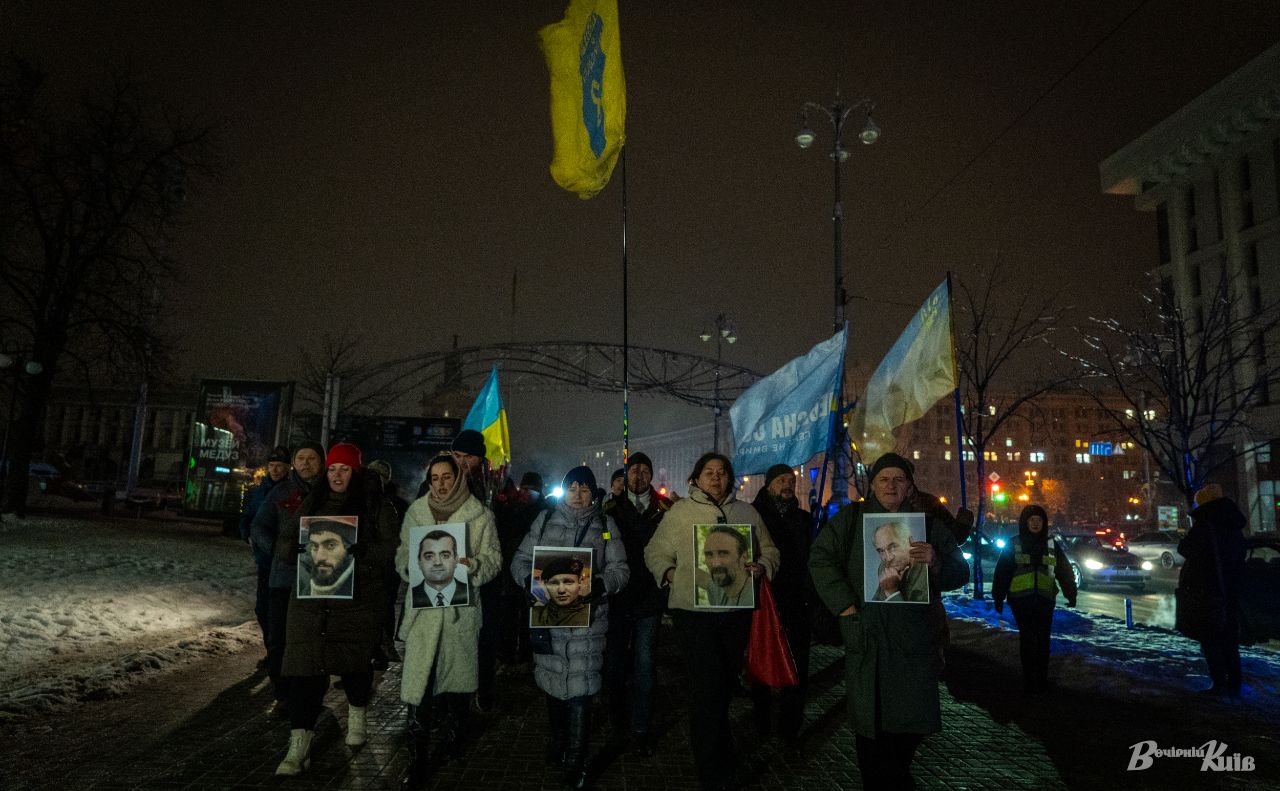 Національні прапори та світлини загиблих Героїв Небесної Сотні у руках учасників ходи. Фото: Олексій Самсонов