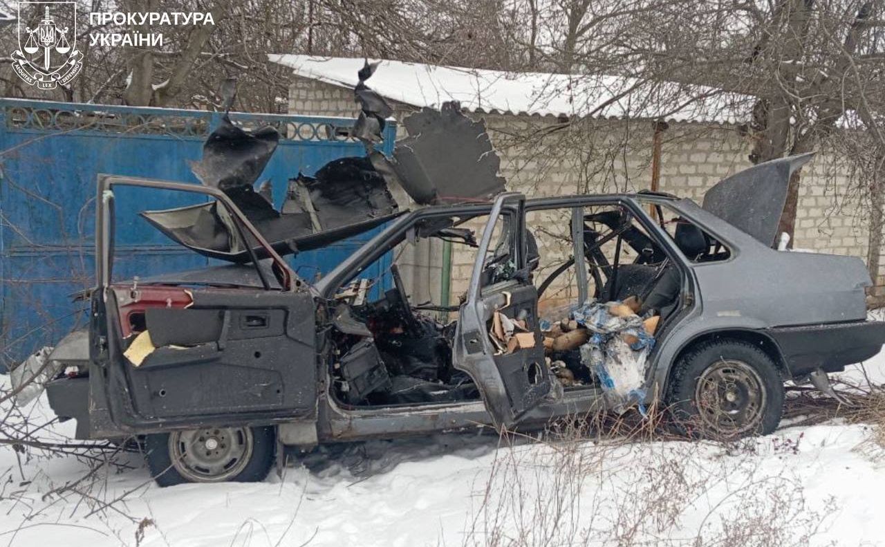 Росіяни з дрона атакували авто, яким місцеві жителі везли хліб. Фото: Харківська обласна прокуратура